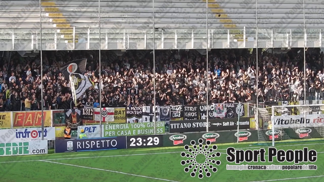 Battimani, striscioni e torce Ascoli in trasferta a Cesena, Serie B 2017/18