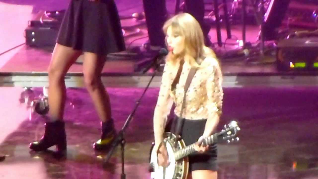 Taylor Swift Playing Banjo Iheartradio Music Festival 12 Youtube