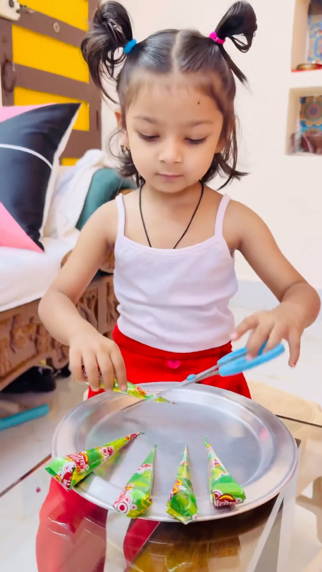 Tooktook ne sari mehndi kat ke potty bana di