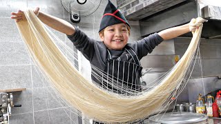 1000 strands of noodles made by hand by a 10-year-old child / korean street food