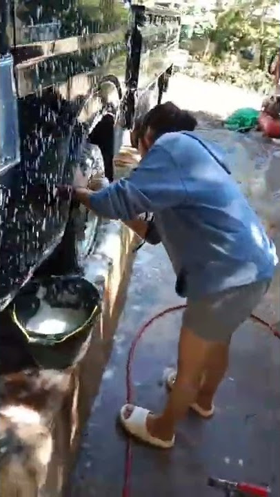 cewek cantik lagi cuci mobil