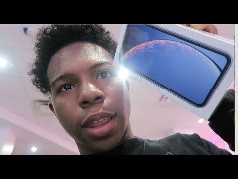 GOT MY SISTER THE NEW IPHONE XR   SHE LOVED IT   VLOGMAS 4