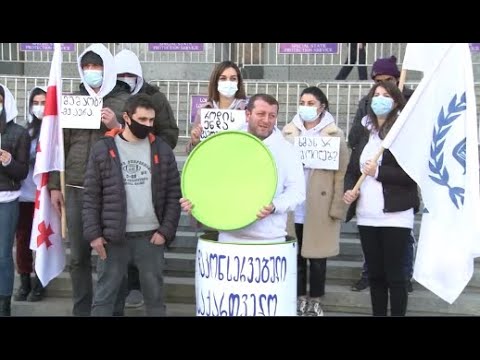 ნუ აკონსერვებთ ქვეყანას - აქცია-პერფორმანსი პარლამენტთან დაწესებული შეზღუდვების წინააღმდეეგ