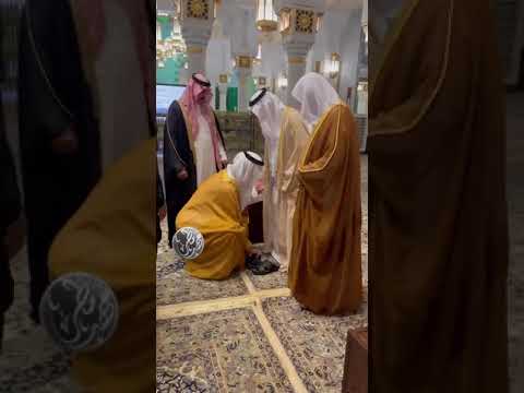 الأمير سلطان بن خالد الفيصل ينحني لي لبس والده الأمير خالد الفيصل أمير منطقة مكة المكرمة حذاءه