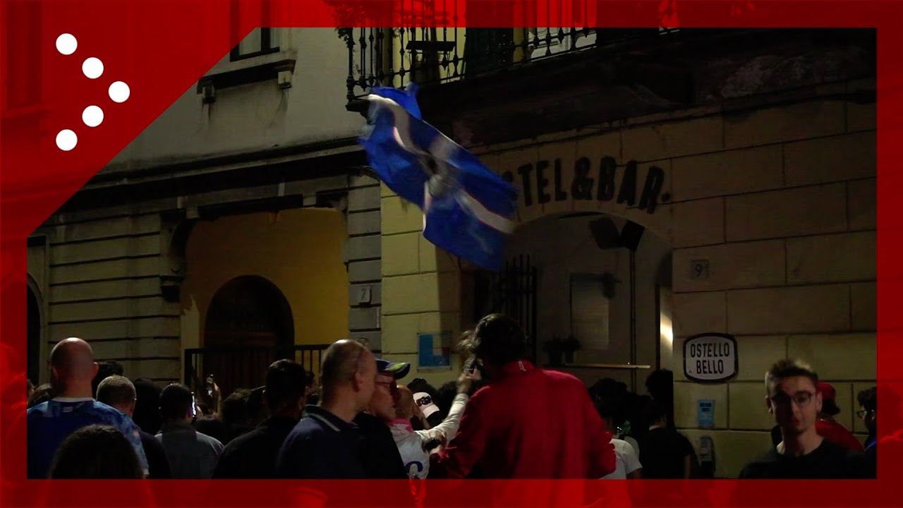 Como, l'attesa dei tifosi all'esterno di un bar nei minuti finali della partita contro il Cosenza