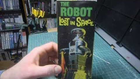 Moebius Lost in Space Robot B9 build vid 1 宇宙家族ロビンソン　プラモ