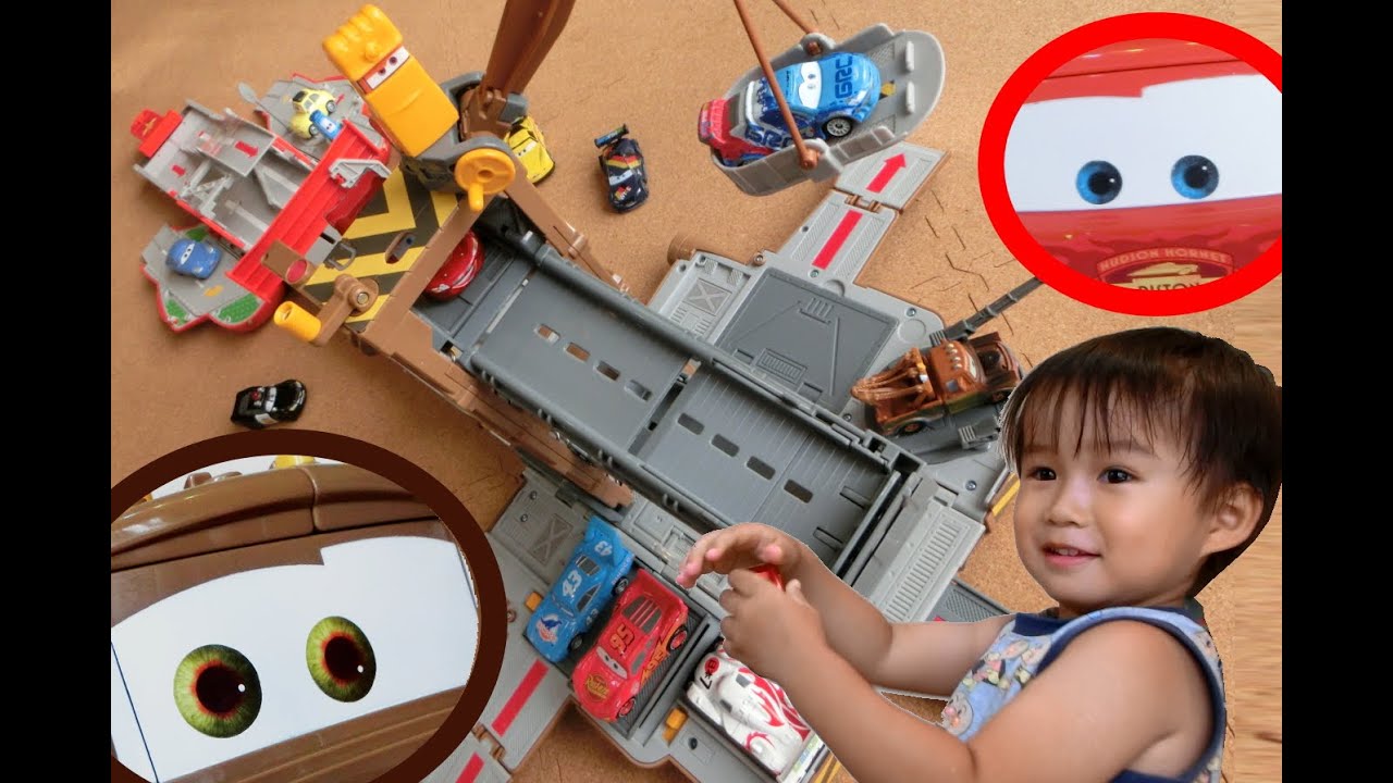 タカラトミー 基地に変身 メーターとコースに変身 マックィーンを合体 遊んだよ ゆうとん 3歳 Youtube