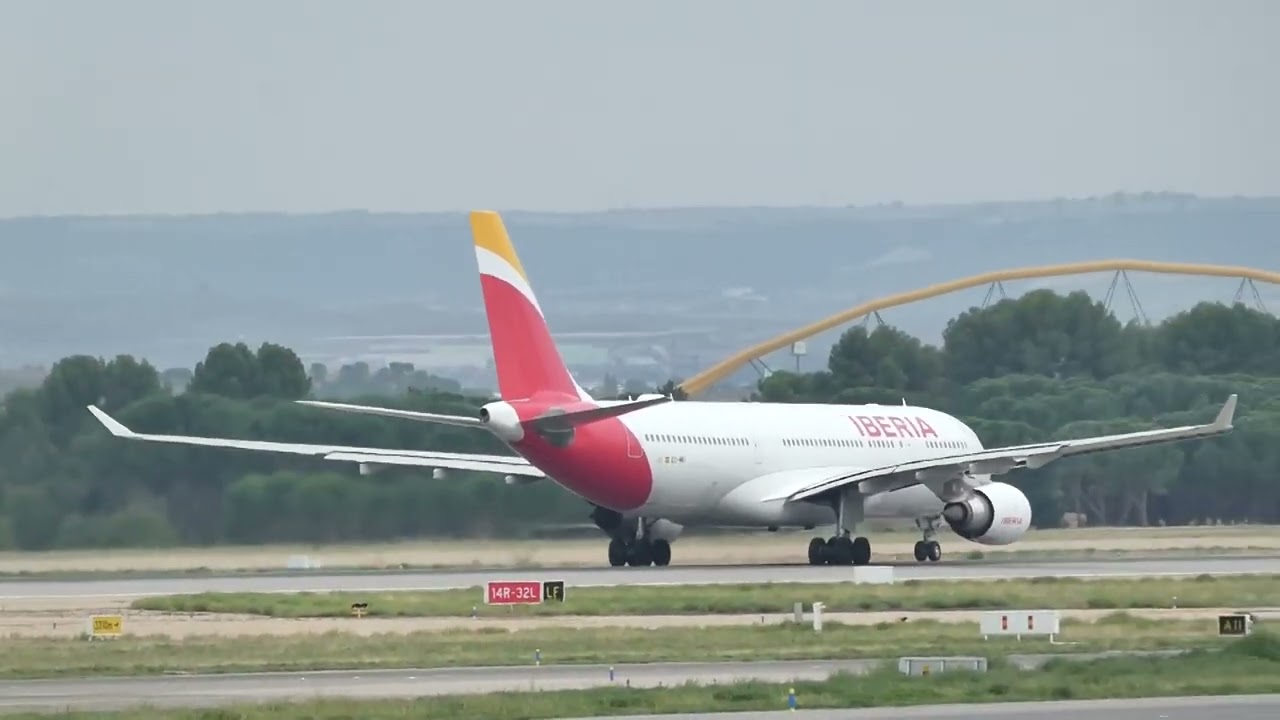 Airbus 330-200 de Iberia despegando de Madrid Barajas. #planespotting #aviones.