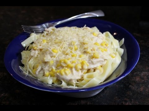 Tallarines con Salsa Alfredo de Pollo y Maíz