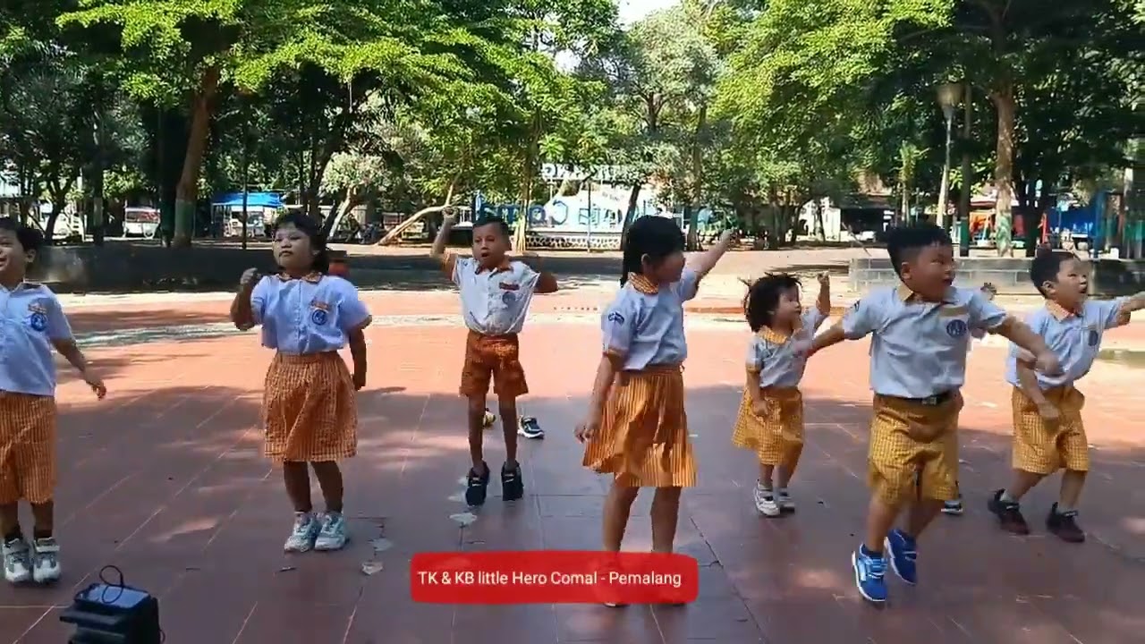Tarian Natal anak PAUD little hero comal