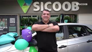 Sicoob Credicarpa entrega carro 0 KM a cooperado sorteado na promoção Cartão Premiado