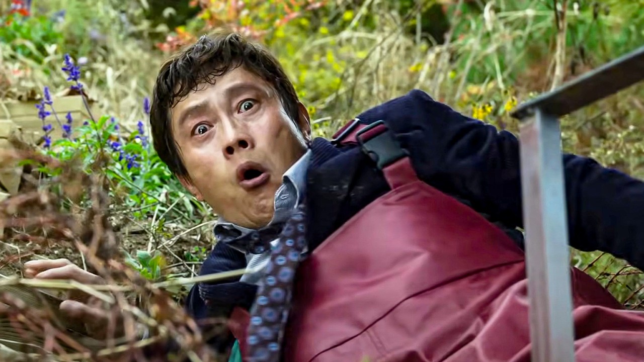 موظف عاطل قدم أخيرا ع وظيفة بس أكتشف أنة هيترفض بسبب الي مقدمين معاه فقرر يخلص عليهم عشان يتقبل ملخص