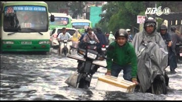 VTC14_TP HCM ùn tắc vì tránh đường ngập_09.10.2013