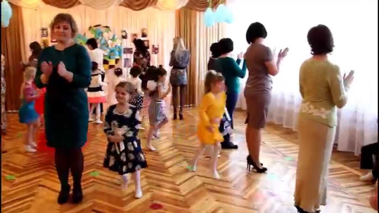 Танец с мамой по дорожке. Танец с мамой в детском саду. Мамы на утреннике. Мамы на утреннике в детском саду. Мамы танцуют в детском саду.