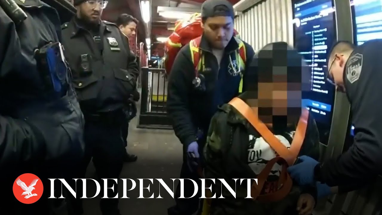 Man falls onto New York City subway tracks seconds before train arrives ...