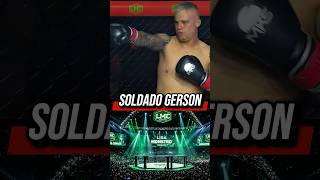 Soldado Gerson lutando na Liga Monstro Combate e sendo apresentado pela Voz Trovão