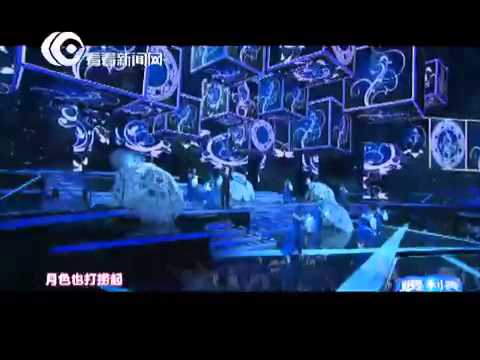 2013东方卫视跨年盛典：费玉清西装笔挺深情仰脖高歌《青花瓷》