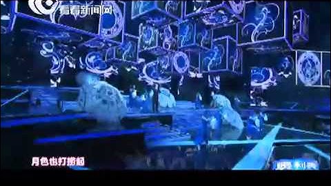 Thumbnail of 2013东方卫视跨年盛典：费玉清西装笔挺深情仰脖高歌《青花瓷》