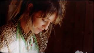 Lainey Wilson – Christmas Cookies | Country Holiday Song