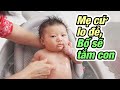 Mẹ cứ lo sinh đẻ, để bố tắm cho con - gia đình mi mi