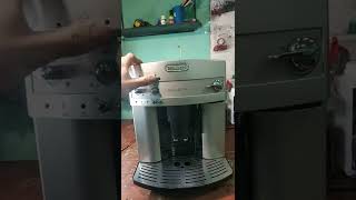 картинка: кофемашина Delonghi мигают нижние индикаторы поочередно . Адаптация кофемашины. Не включается