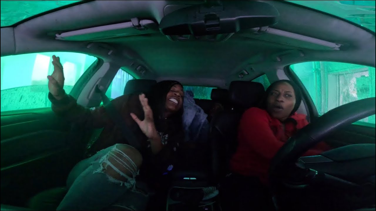 ROLLING DOWN THE WINDOWS WHILE IN THE CARWASH PRANK ON ANGRY SISTERS (EXTREMELY HILARIOUS🤣)