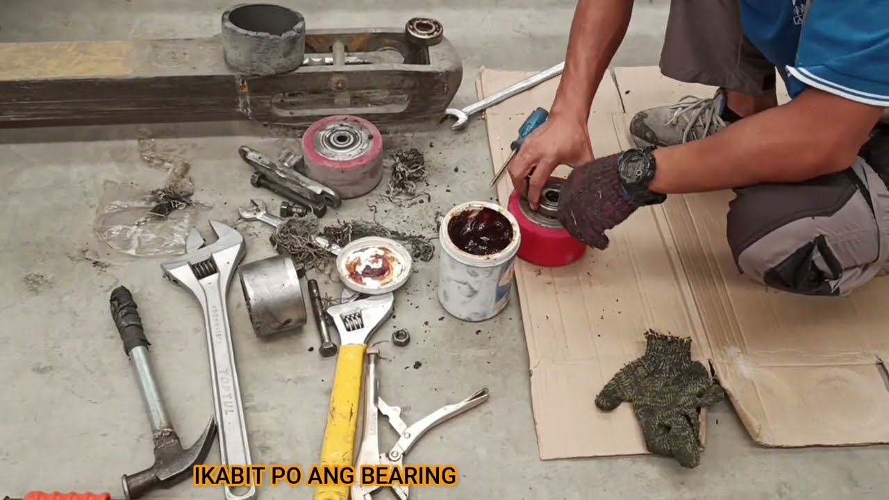 FORKLIFT LOADWHEEL REPLACEMENT  // PAANO MAGPALIT NG LOADWHEEL ( YALE )