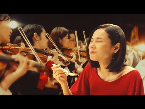 [Japanese CM] Is Yo Yoshida eating delicious curry rice while conducting an orchestra?