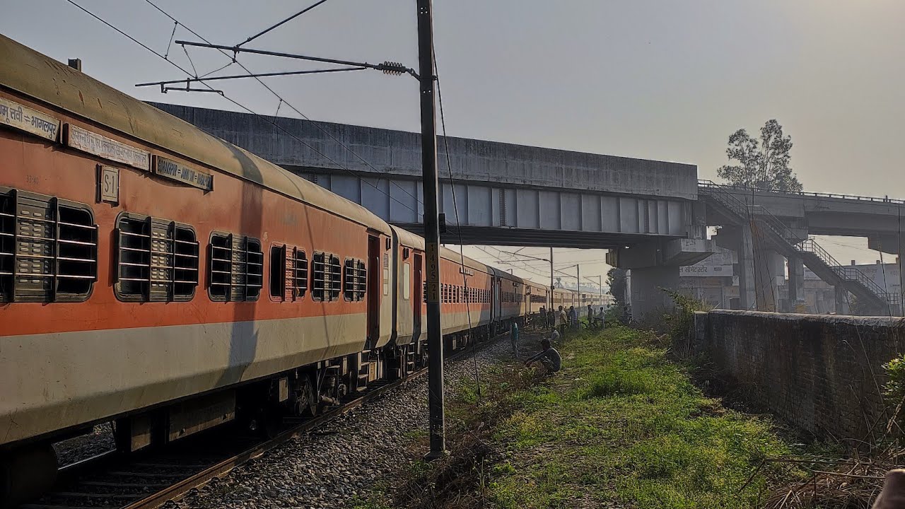 (15707) AMARPALI EXPRESS KATIHAR AMRITSAR DEPARTURE FROM SIWAN JN WAP7 LOCOMOTIVE.!