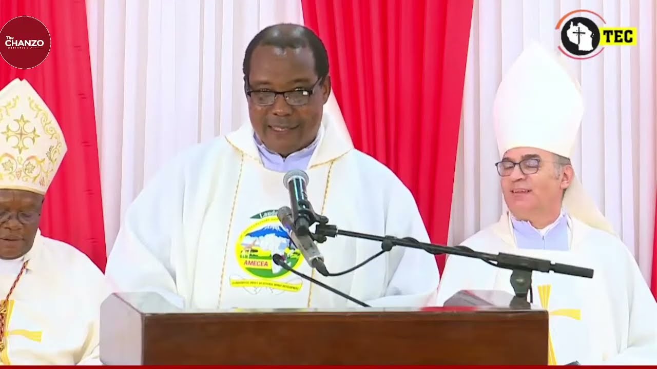 Padri Kitima Akitambulisha Wageni Mbalimbali Waliofika Pugu Kwenye Mazishi ya Kadinali Pengo