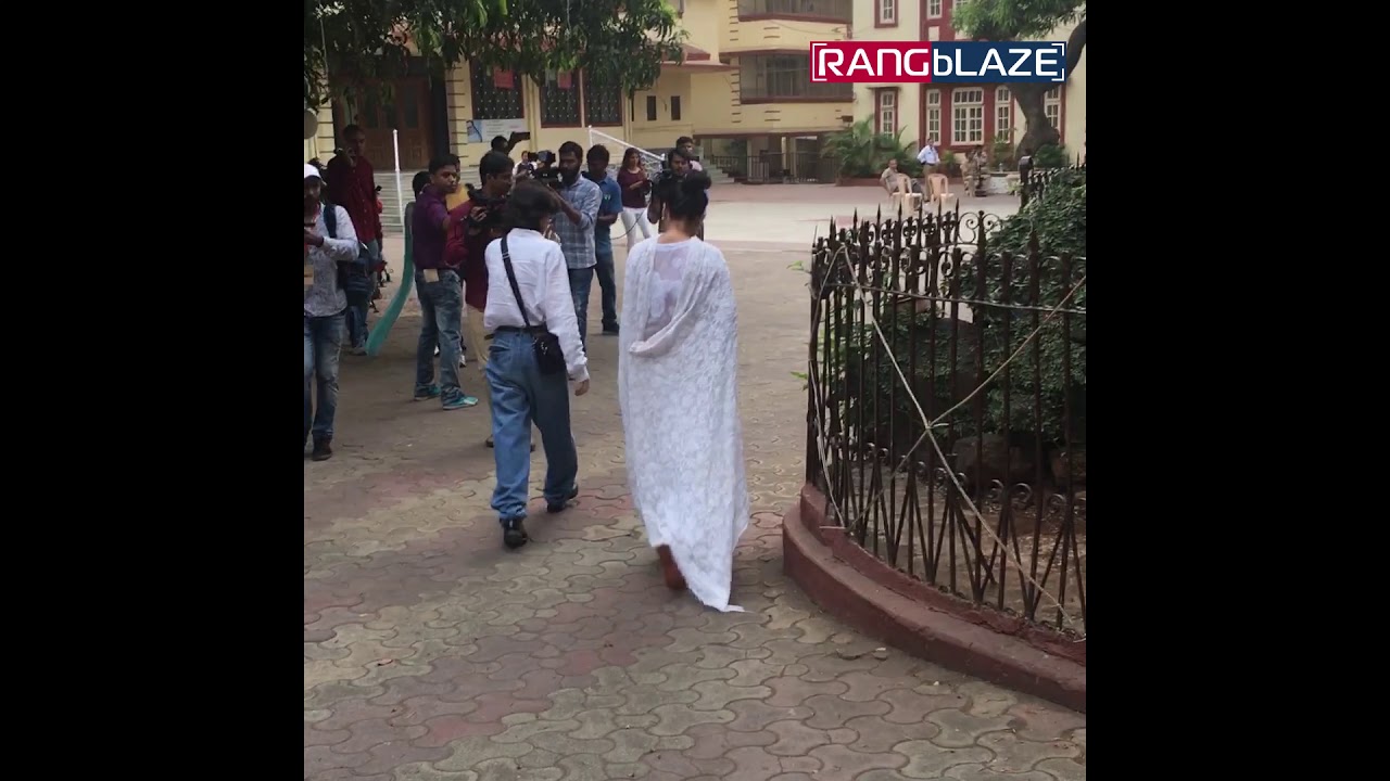 Rekha casts her Vote in Mumbai | Lok Sabha Election 2019