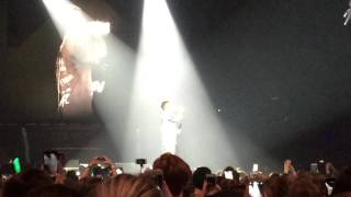 Justin Bieber speaking to the audience in Frankfurt