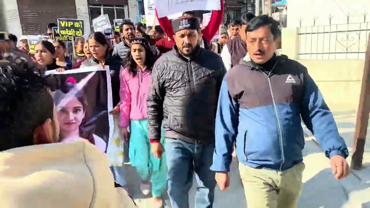 “एक बेटी की आवाज़, जो आज भी इंसाफ मांग रही है।”