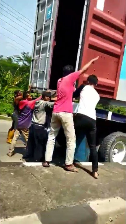 Inalillahi, Truk Trailer Masuk Sungai di Pantura Batang 😭😭