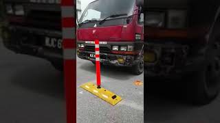 Rubber base lane block with flexible post