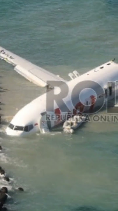 pesawat Lion air 737 ini jatuh di laut di dekat bandara di belakang pesawatnya pata badannya