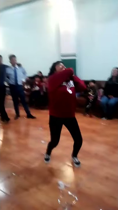 Ximena pegand ala pinata jeje