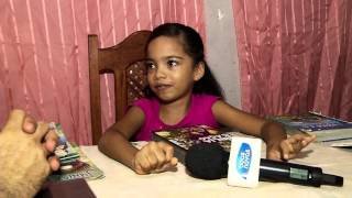 Menina De 8 Anos Tem Prazer Na Leitura Da Bíblia.