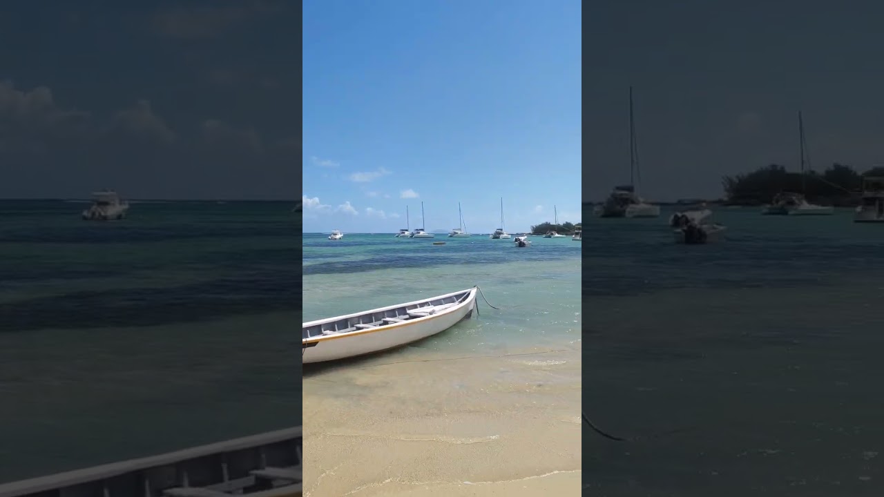 Plage déserte à l'île Maurice, qui veut venir ?