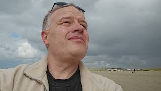 Wandeling Strand Bij Kijkduin Met AZC Atlantic Hotel En Windmolens In Zee Frank's VS 22-08-2026