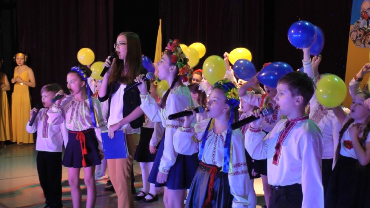 За мир и счастье в Украине! Всеукраинская акция.Песня Солнечный круг на трёх языках!