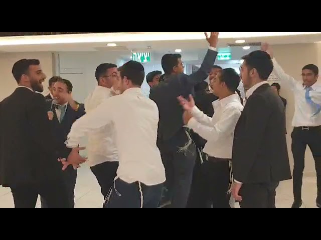 שלמה אשר בתוך הרחבה עם החברים בביצוע מחשבות טובות מוטי וייס - |moti weiss - machshavot tovot