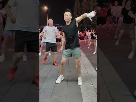 有人说我是狂野滴，比如“饿狼传说”，有人说我是飞翔滴，比如“香吉士”，有人说我是仙气滴，比如“千年等一回”，其实我是柔情滴，比如这首“梦醒时分”，其实我对你更是深情滴。
