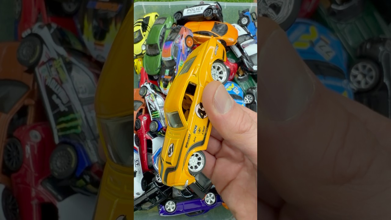 Огромная коллекция литых моделей автомобилей.