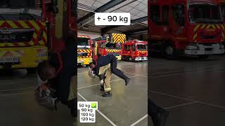 Как пожарные эвакуируют людей разного веса? 🚒😮