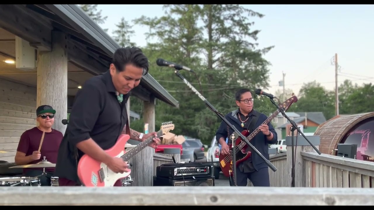 Levi Platero Band covering Jimi Hendrix Machine Gun