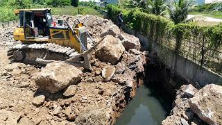 Amazing Processing Huge Size Landfill by Shantui Push Stone into Flood Land with Dump Trucks