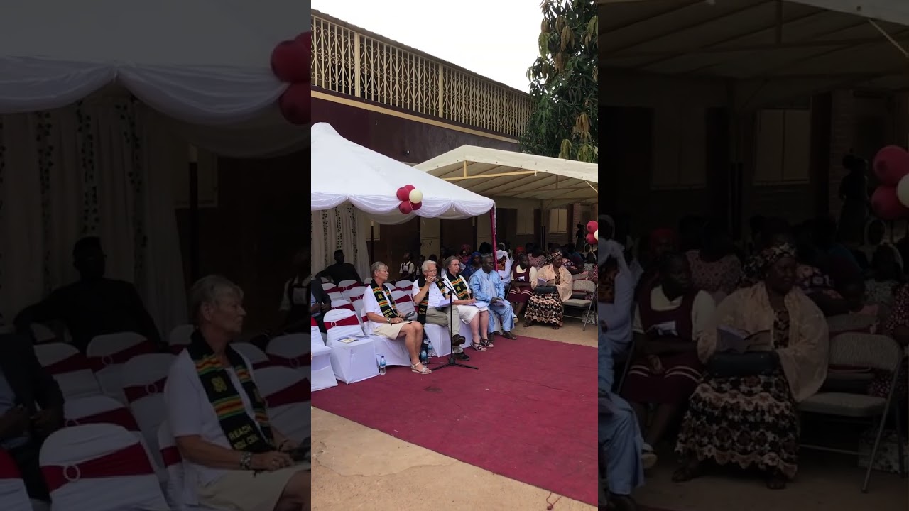 Jan Talen speelt op zijn mondharmonica in Gambia