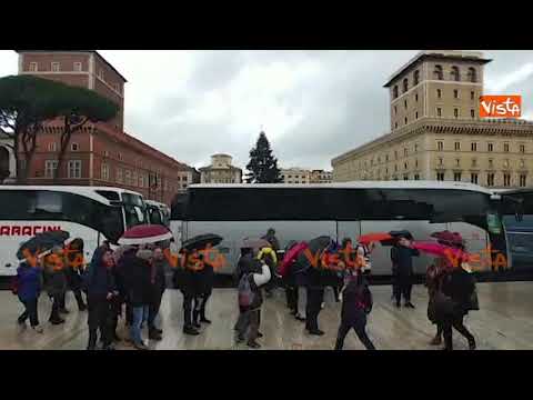 Roma bloccata dagli autobus turistici, bruciati i simboli M5S