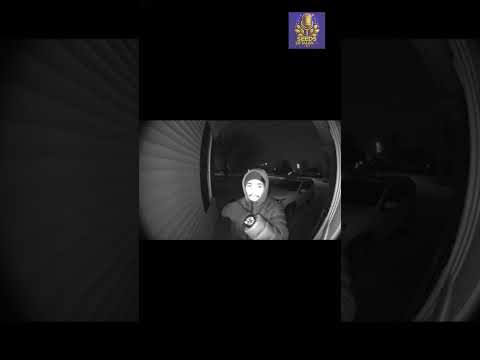 نظر إلى ساعته ثم سأل هذا صو رته كاميرا رينج